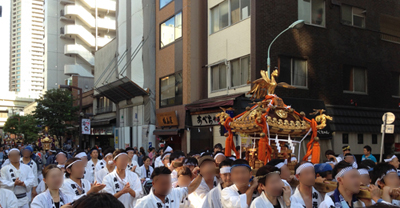 2014年祭礼 麻布十番商店街あべちゃん前を神輿を担いで練り歩く画像