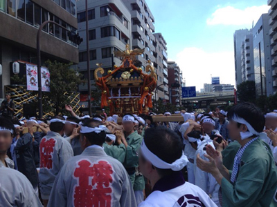 2014年祭礼 十番稲荷の大神輿を二つの町会で担ぐ画像