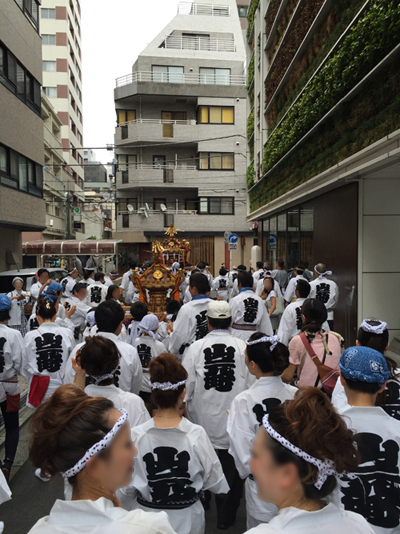 2015年祭礼 そば処長寿庵前から餃子基地DALIANへ抜ける道の神輿行列の画像