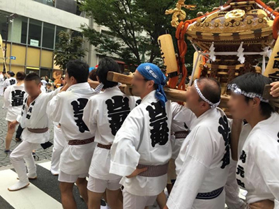 2015年祭礼 パティオ十番近辺で神輿を担ぐ画像