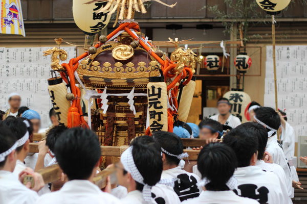 2015年祭礼 御神輿練り開始の画像