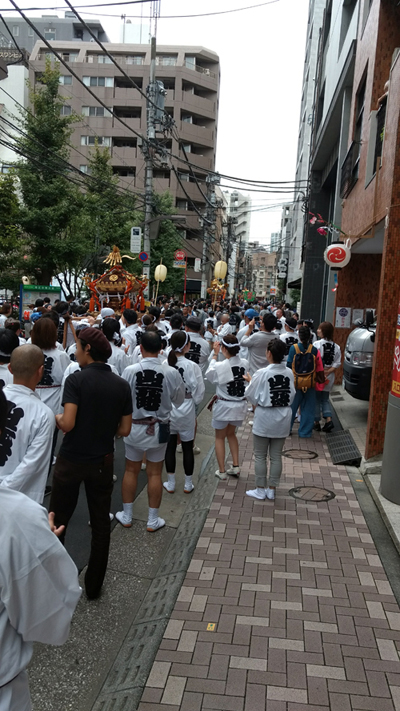 2016年祭礼 網代公園横を神輿行列後方からの画像