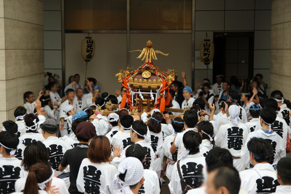 2016年祭礼 御神輿練りの画像