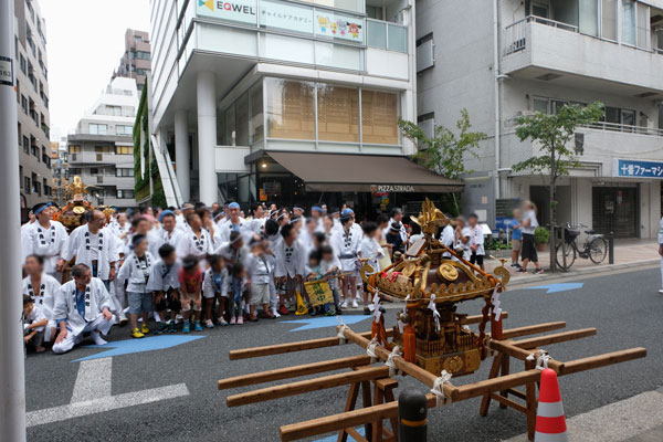 2018年祭礼 御神輿練り開始前集合の画像