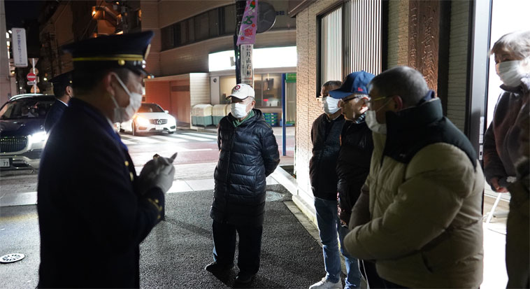 麻布山元町会の夜回り・夜警で警察署と消防署との挨拶の画像